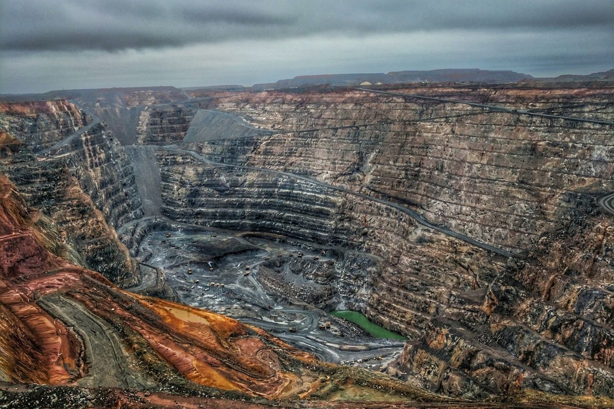 mining-matthew-de-livera-unsplash
